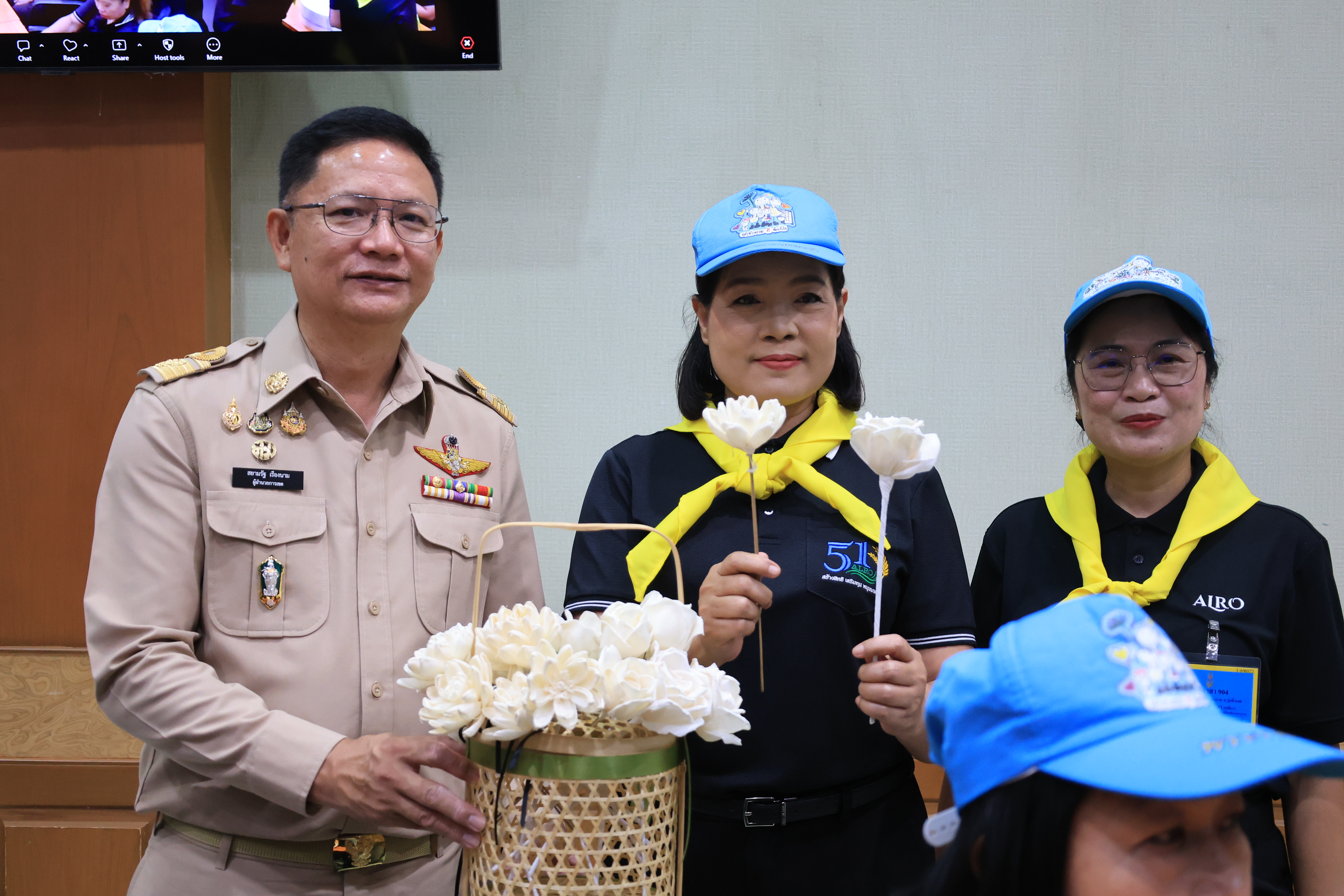 title - ส.ป.ก. จัดกิจกรรม “ประดิษฐ์ดอกไม้ถวายความอาลัย” ส่งเสริมสนับสนุนให้บุคลากรมีจิตสาธารณะและมีส่วนร่วมในการบำเพ็ญสาธารณะประโยชน์